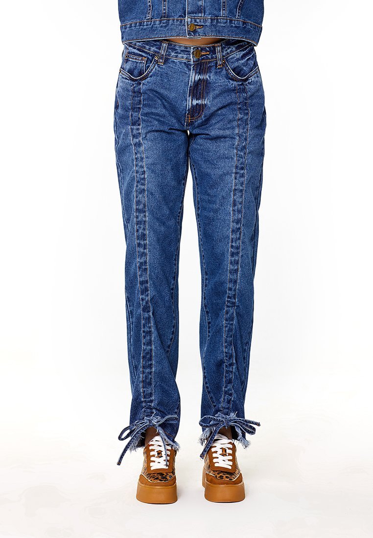 RELAXED FIT FRAYED HEM JEANS