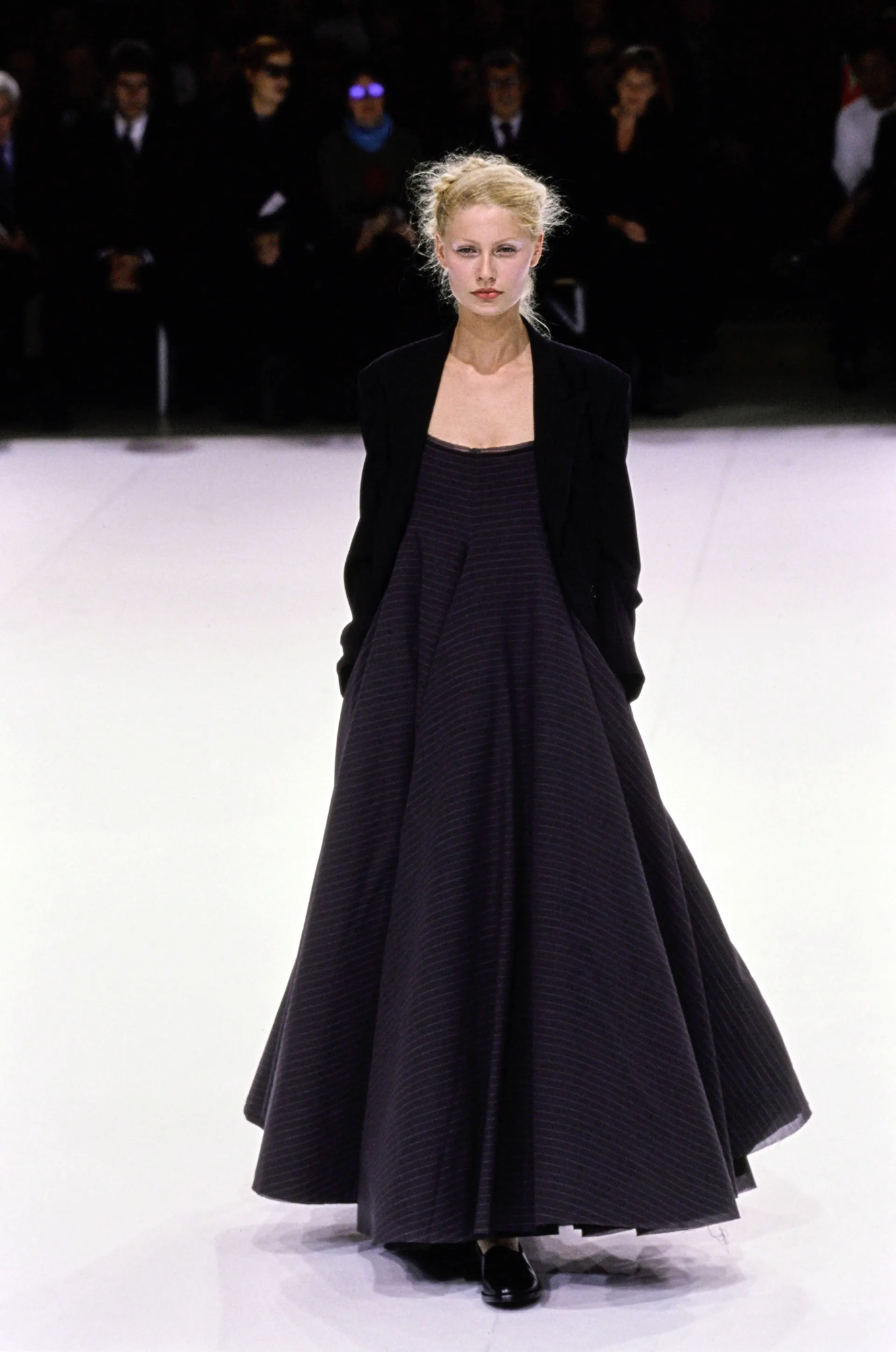 Yohji Yamamoto Primavera 1999 (imagen de Vogue)