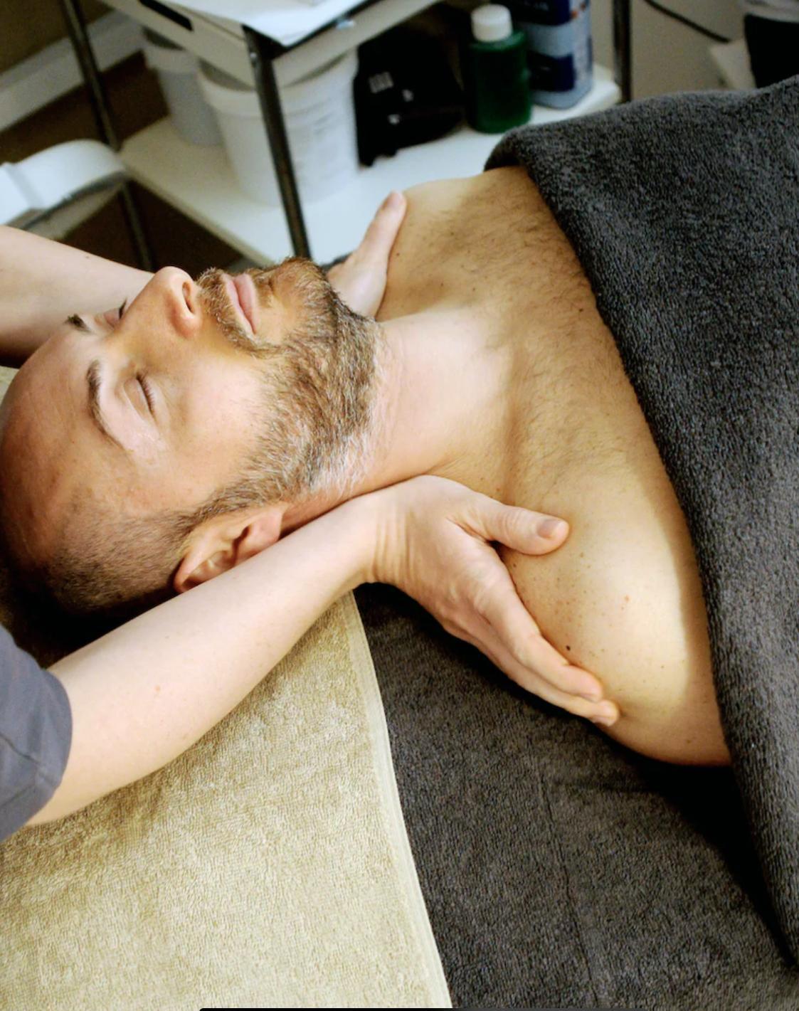 Hombre tomando masaje de drenaje linfático