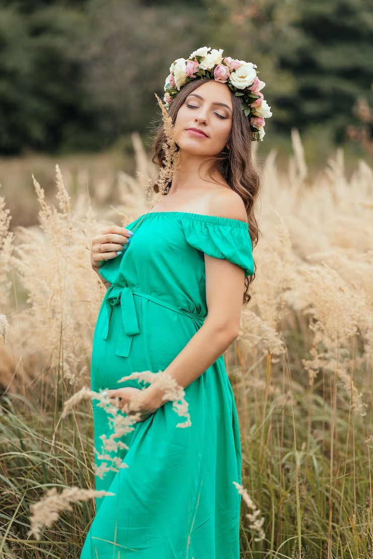 sesión de fotos de maternidad con un vestido sin hombros