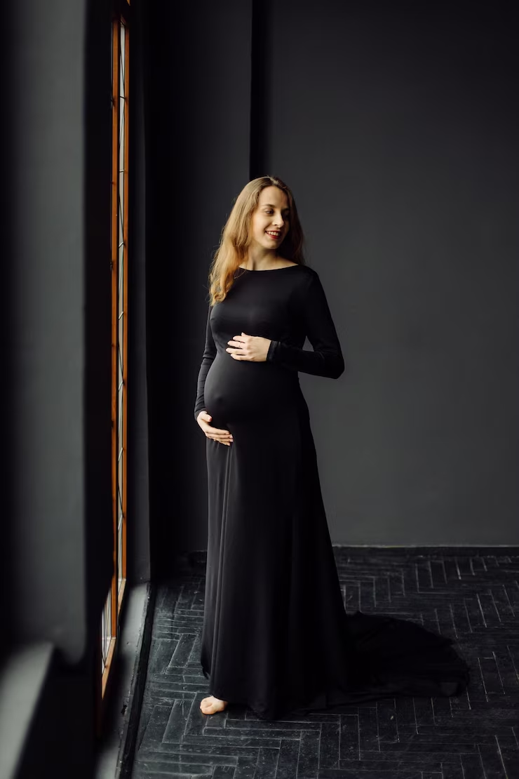 pregnant women in black maternity dress photoshoot