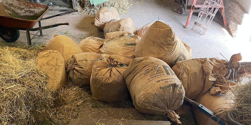 sække med affaldsuld indsamlet til garn produktion af mama yarn