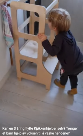 Un niño de 3 años que mueve su cocina ayuda a sí mismo