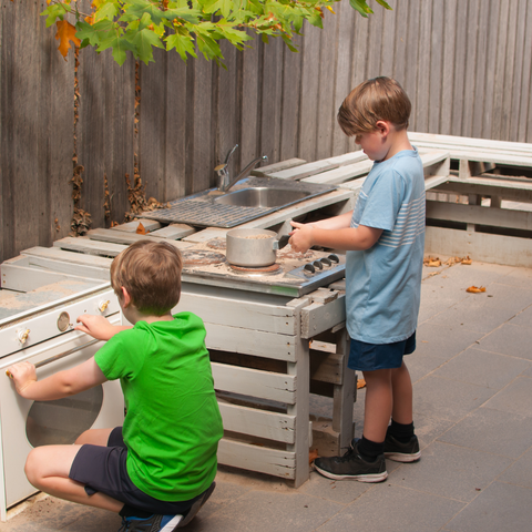 Mud kitchen sommer leke til små barn i hagen