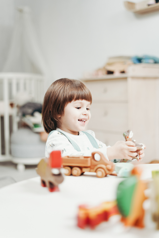 Barn leker med lego versus montessori materialler