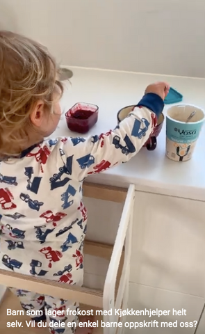 Un niño de 2.5 años prepara el desayuno con la cocina con todo el mismo