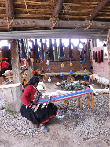 Weaving fabrics in Peru