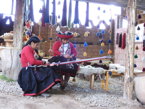 Weaving Inca women 