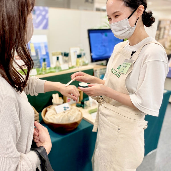 customers-trying-out-REGRASS-cosmetics-at-natural-fair