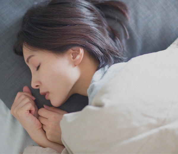 a-woman-sleeping-peacefully-using-a-pillow-mist