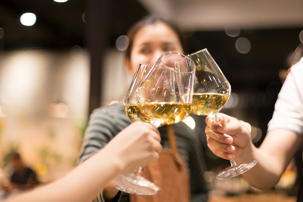 Brindis con copas de vinos blancos gallegos.