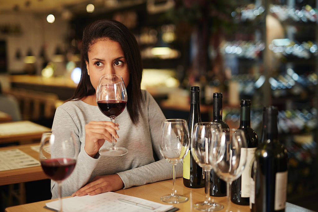 Mujer en fase olfativa de una cata de vinos online