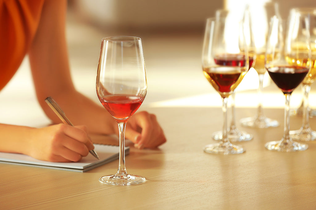 Mujer tomando notas en una cata de vinos online