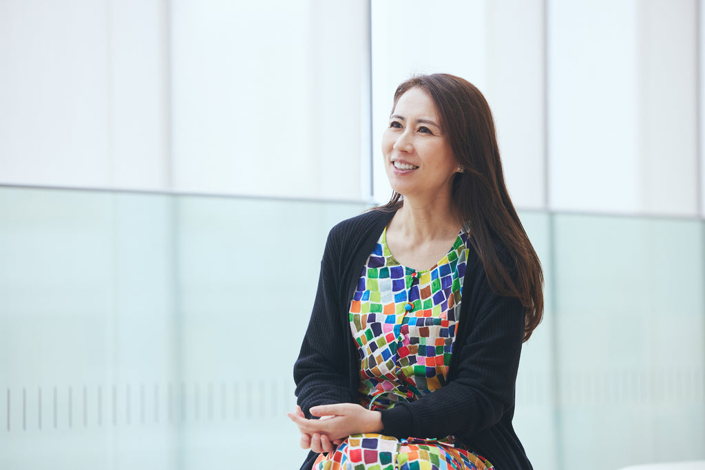 Horii-san paired a long black cardigan with a dress.