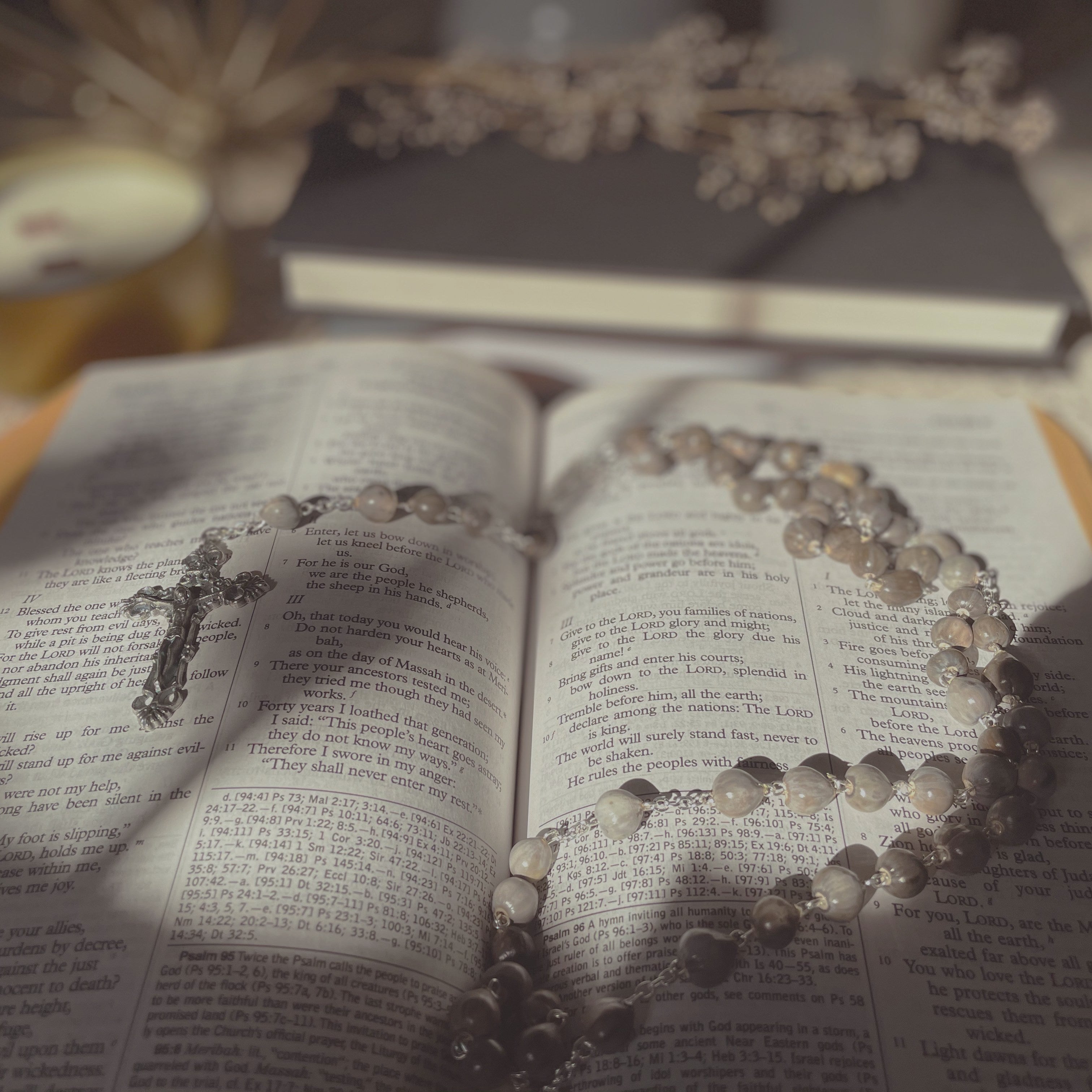 Pray the Rosary Without Distractions: an Everyday Catholic Guide – Ave