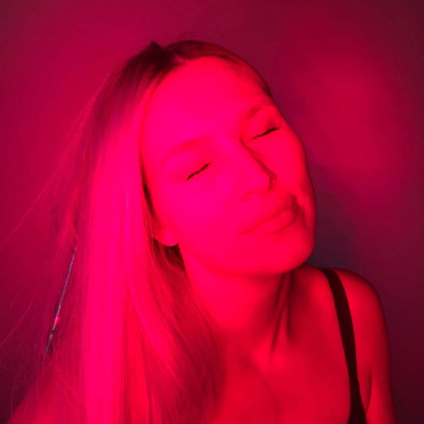 An image of a woman enjoying her red light therapy session.