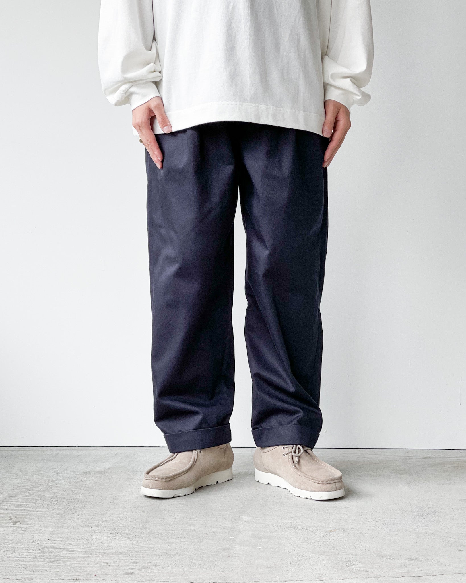 TAPWATER] COTTON CHINO TUCK TROUSERS - NAVY – pan-kanazawa