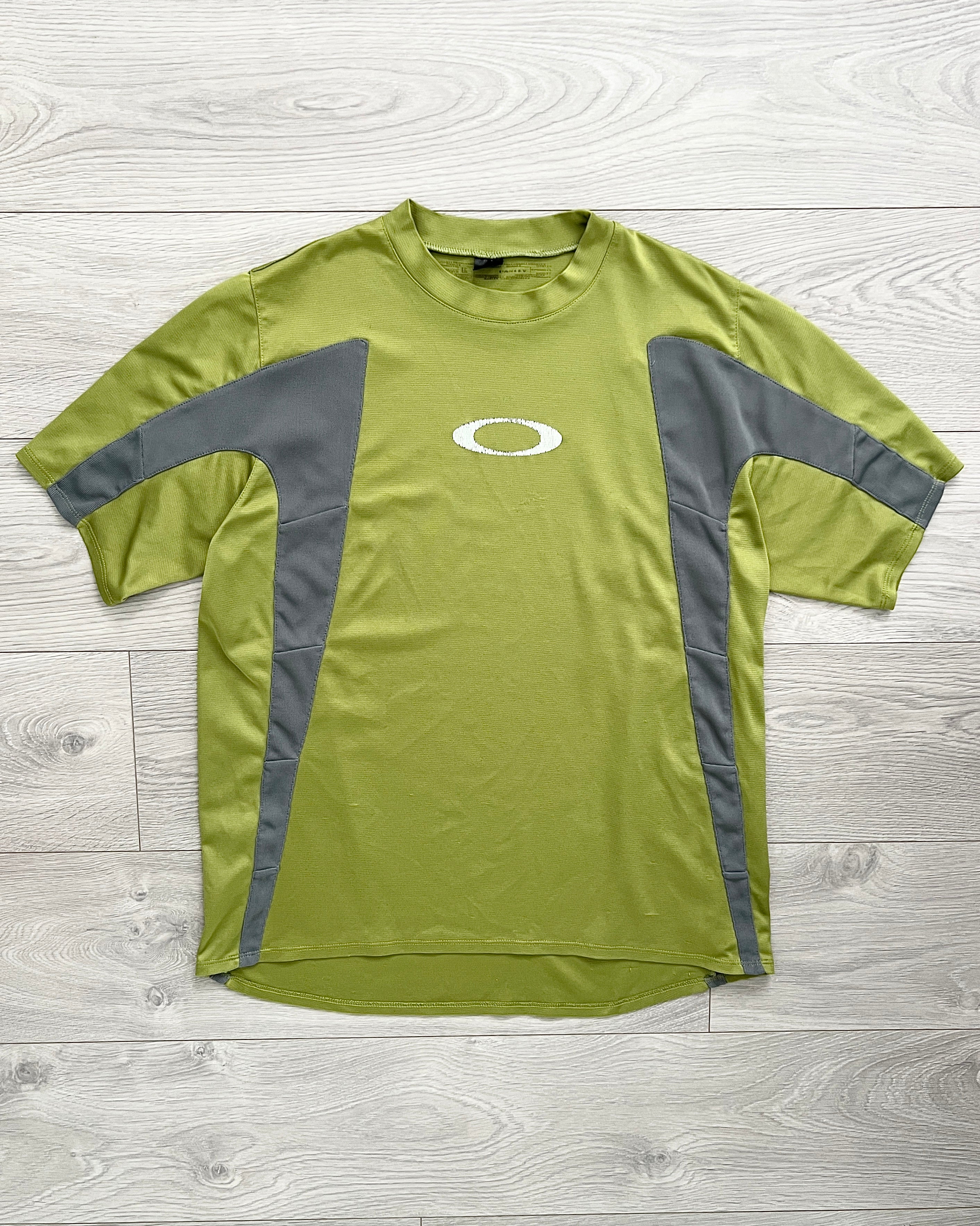 Image of Oakley 00s Tech Panelled Green T-Shirt - Size L