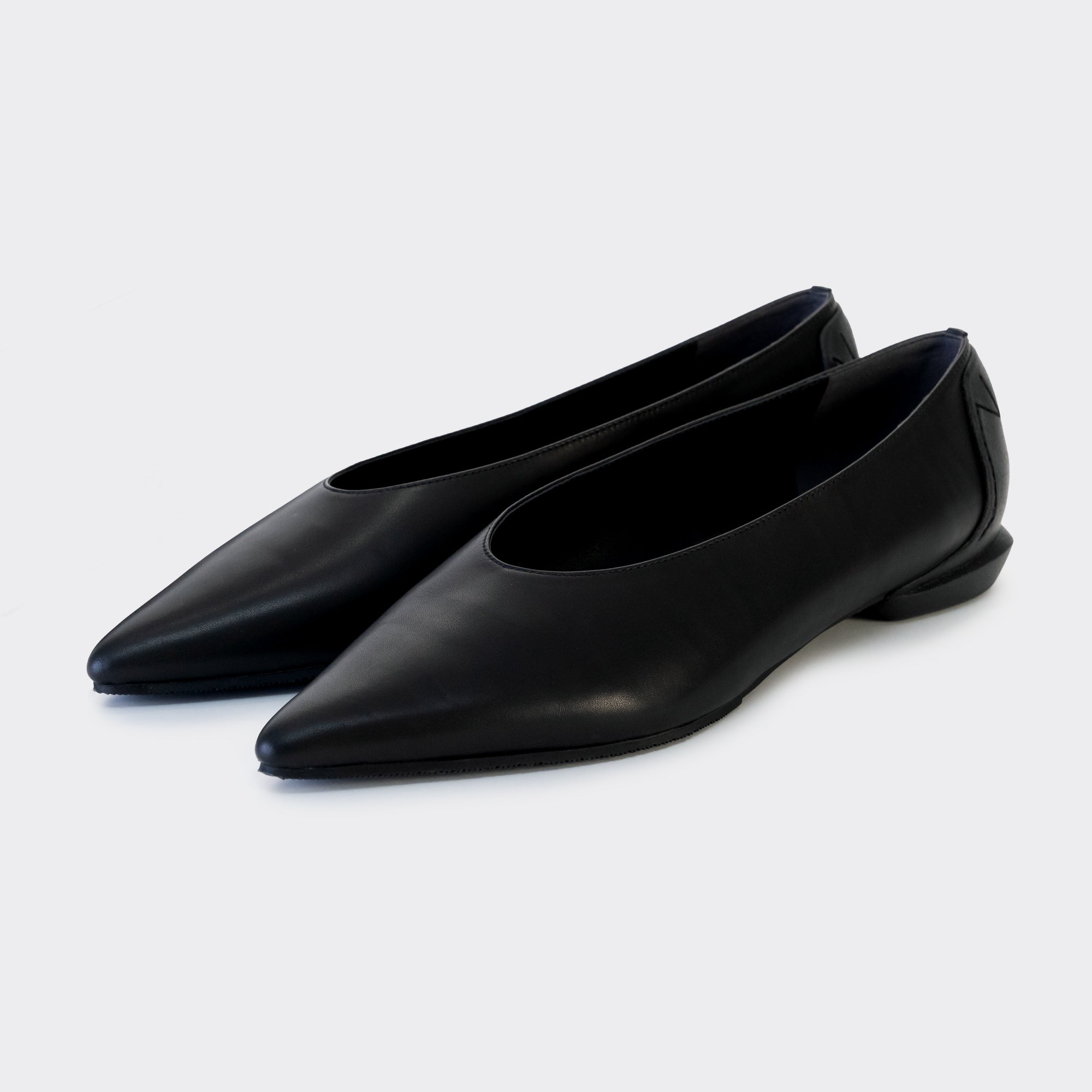 POINTED U PUMPS / WHITExBLACK – SHISEI