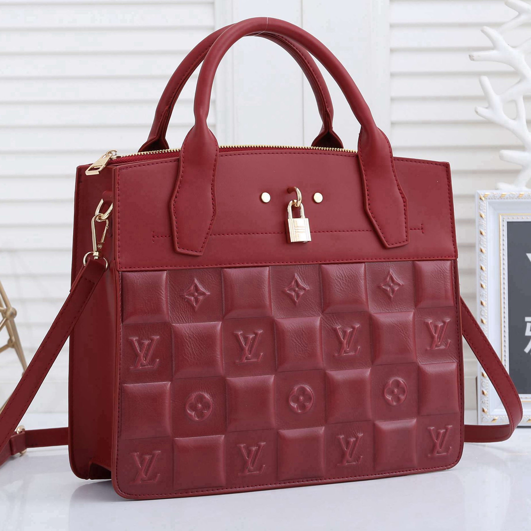 LV Louis Vuitton solid color embossed letters ladies shopping sh