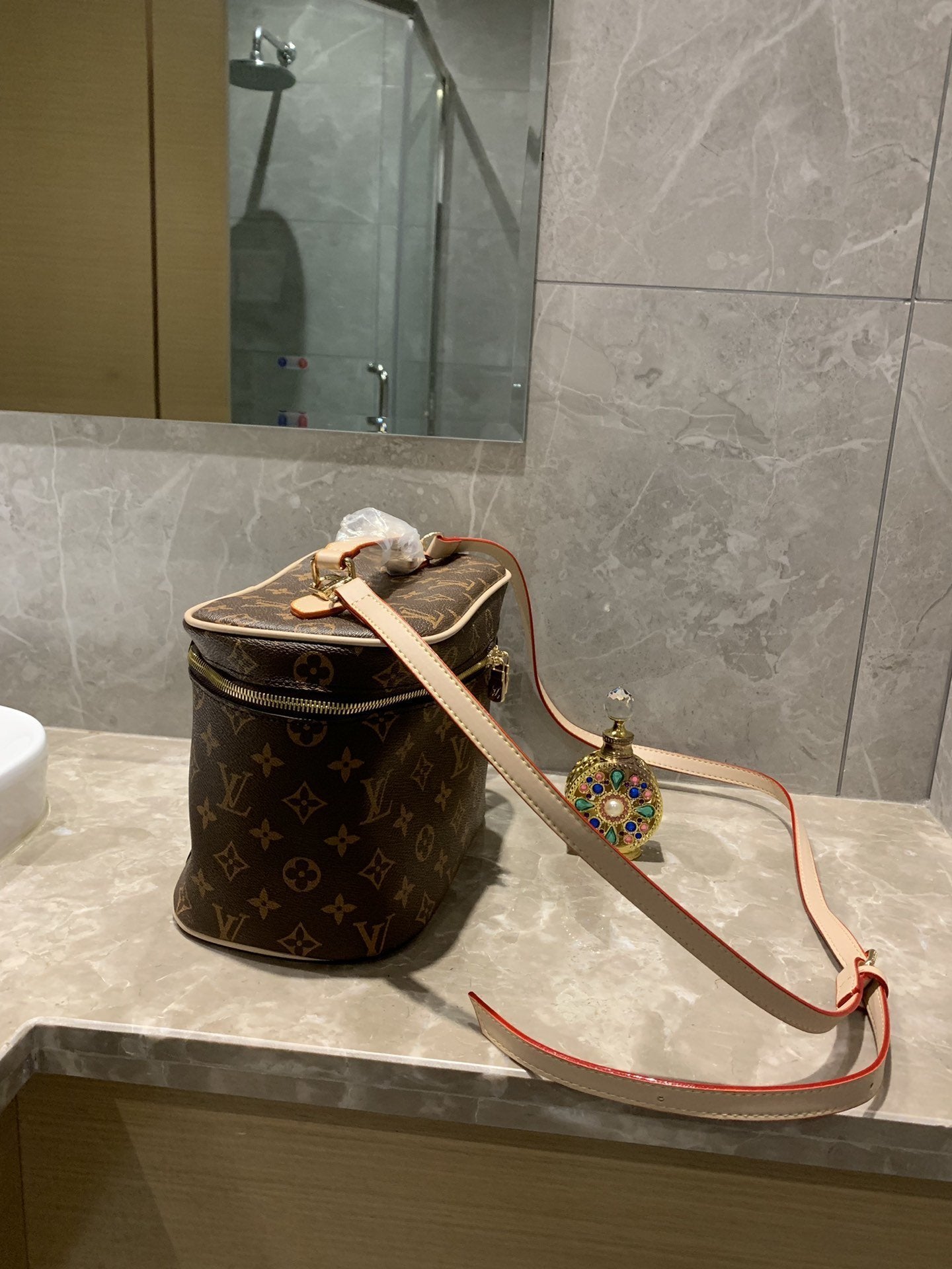 LV  Louis Vuitton New fashion monogram print leather shoulder ba