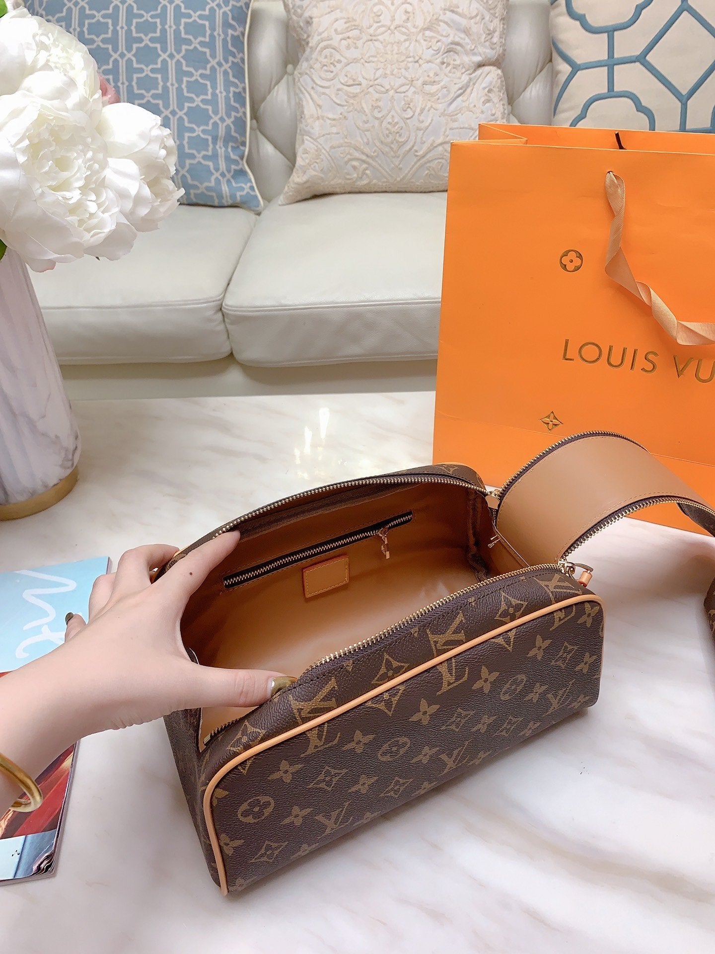 Louis Vuitton LV Popular Women Shopping Cosmetic Bag Leather Han