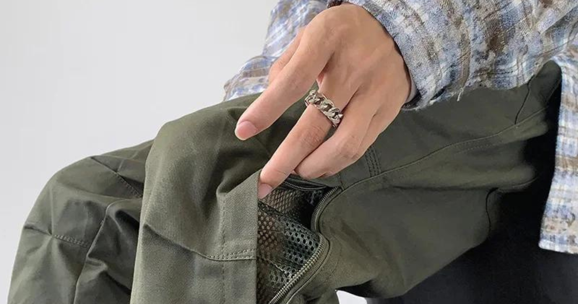 Quoi mettre avec un pantalon cargo vert ?