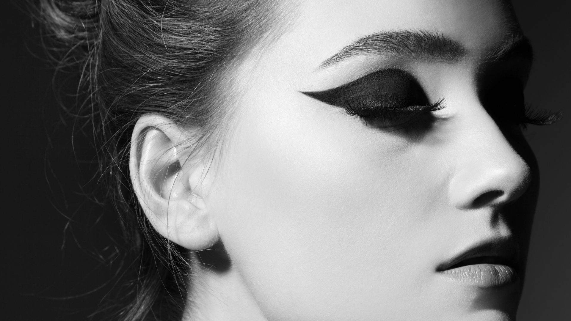 Overstated eyeliner/eyeshadow is going to be a trend in 2022