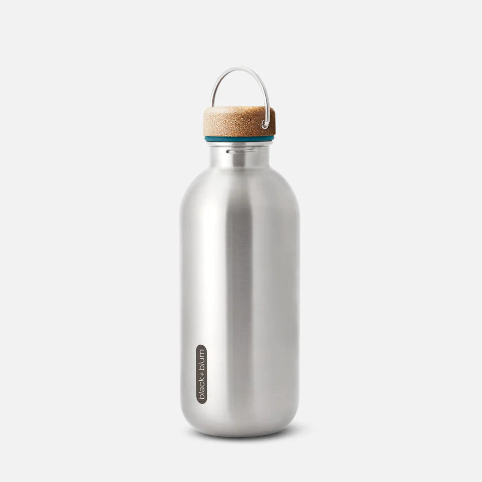 Se Black + Blum Steel Water Bottle Small 600 Ml - Silver/Ocean - Str. 600ml - Drikkeflaske hos Suztain