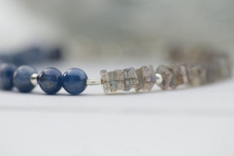 Un aperçu d'un bracelet élastique orné de perles naturelles, le reste du bracelet étant flouté pour un effet artistique.
