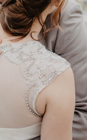 Dos d'une robe de mariée customisée avec des cristaux Preciosa