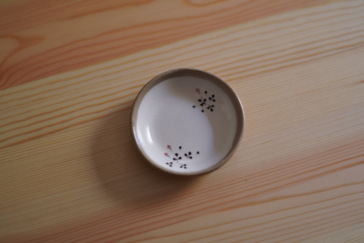 工房kuromiya | 白化粧色絵 豆皿 / シロツメクサ