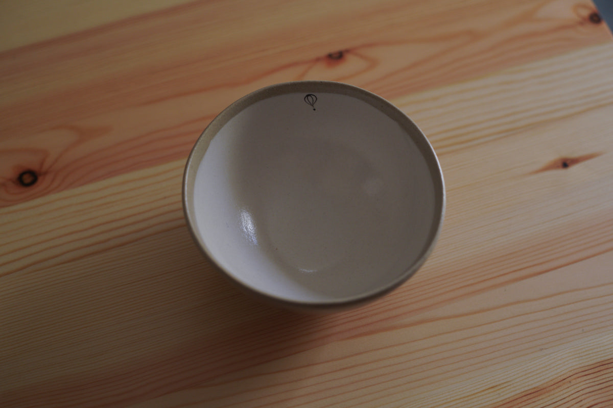 工房kuromiya | 白化粧色絵 ご飯茶碗 / 気球