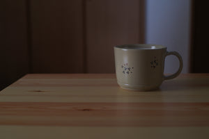 工房kuromiya | 白化粧色絵 マグカップ / シロツメクサ