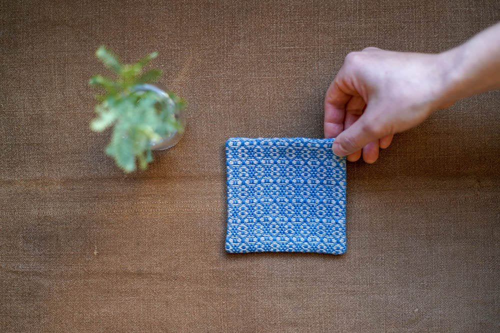 遠藤里枝 - Rocca | 手織り布のコースター flower linen / 藍染