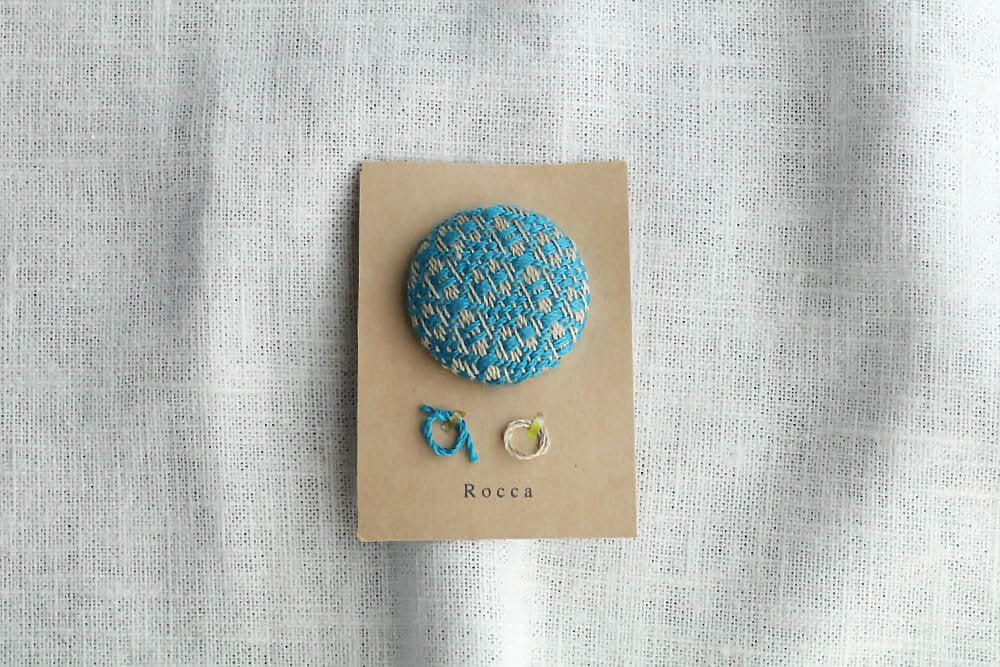 遠藤里枝 - Rocca | 手織り布のピンブローチ LinenBlue flower