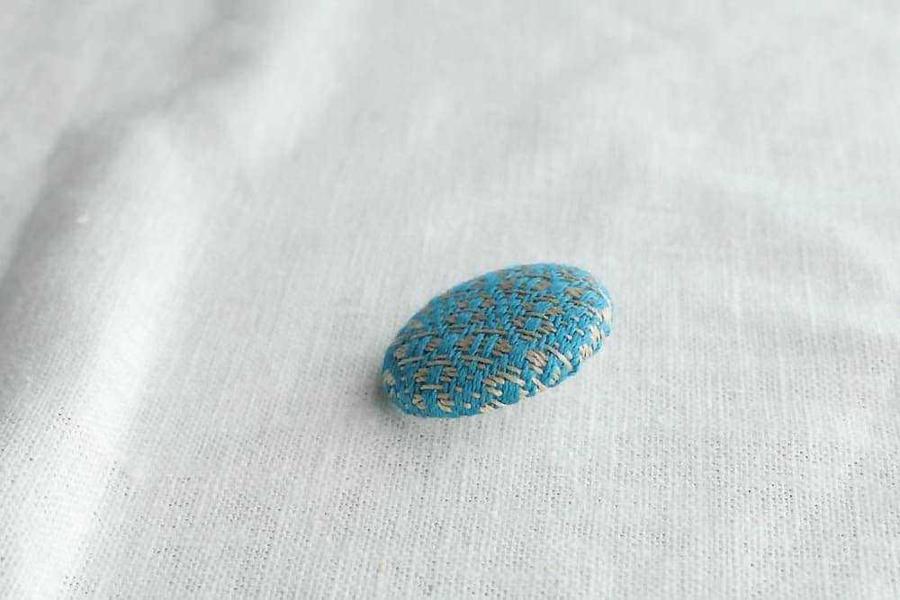 遠藤里枝 - Rocca | 手織り布のピンブローチ LinenBlue flower