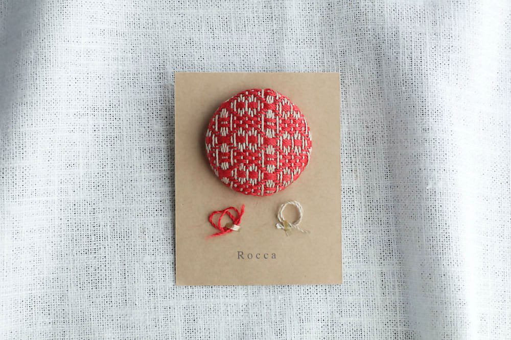 遠藤里枝 - Rocca | 手織り布のピンブローチ LinenRed flower