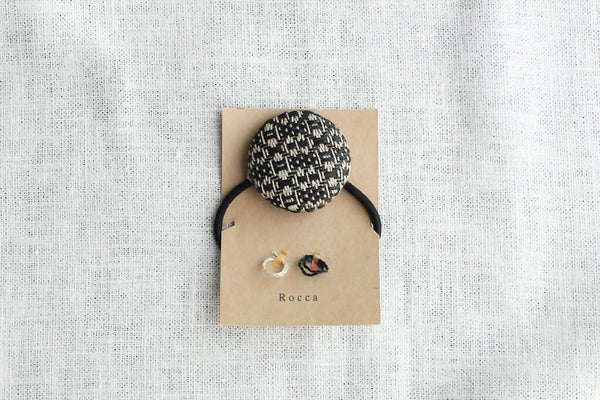 遠藤里枝 - Rocca | 手織り布のヘアゴム LinenBlack flower