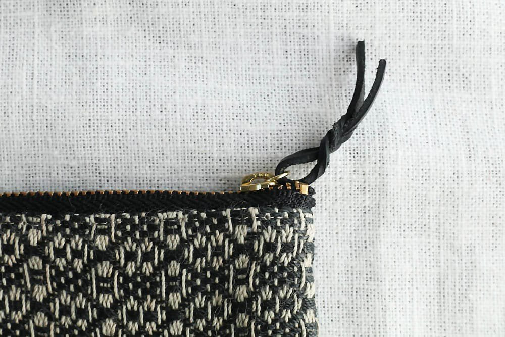 遠藤里枝 - Rocca | 手織り布のミニポーチ Black flower