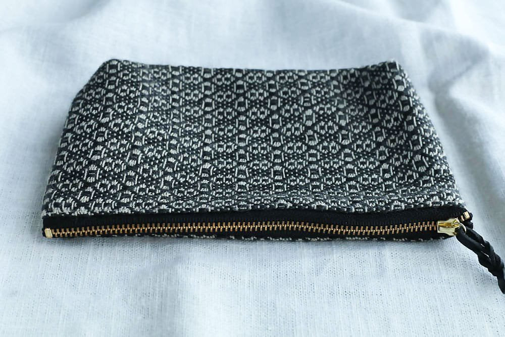 遠藤里枝 - Rocca | 手織り布のメイクアップポーチ Black flower