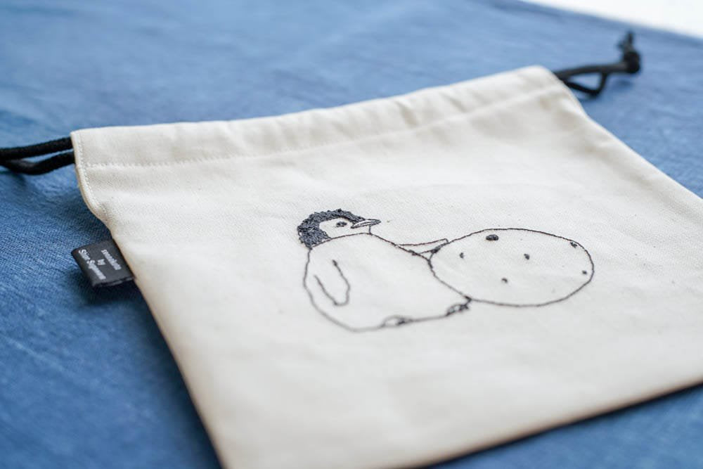 sennokoto by Shion Sugawara | 巾着 両面刺繍 / 親子ペンギン & ミカン