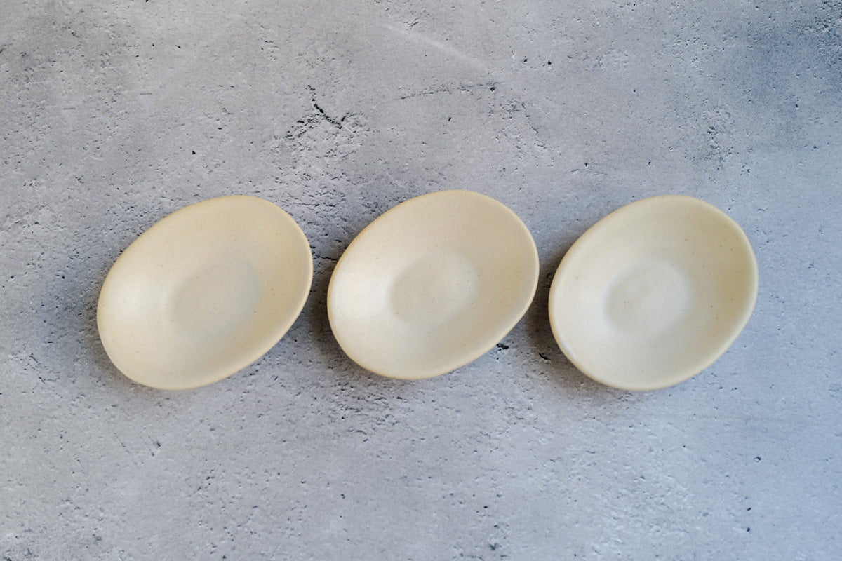 陶房マルヨウ | たまご型豆皿 / 白