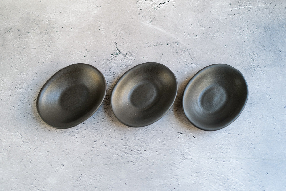 陶房マルヨウ | たまご型豆皿 / 黒