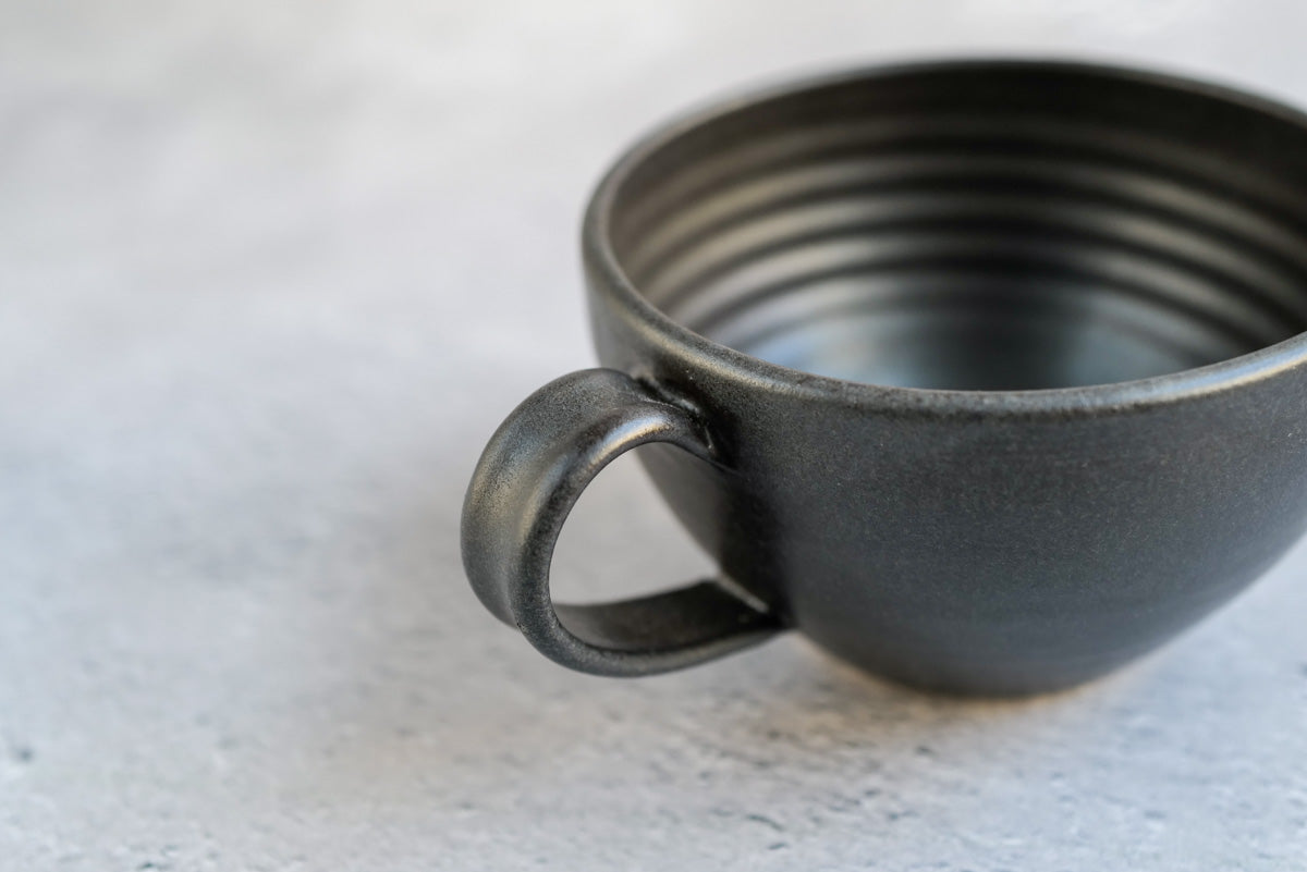 陶房マルヨウ | たっぷり入るスープカップ / 黒