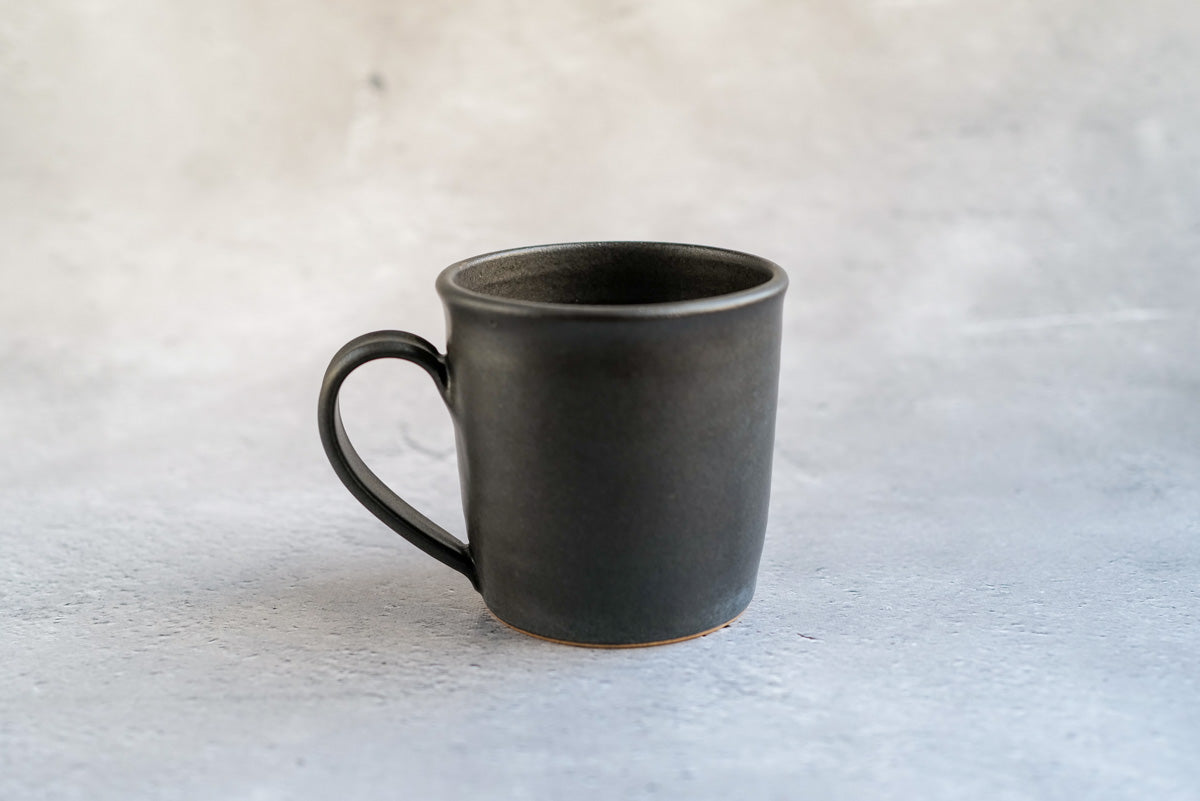 陶房マルヨウ | シンプルなマグカップ / 黒
