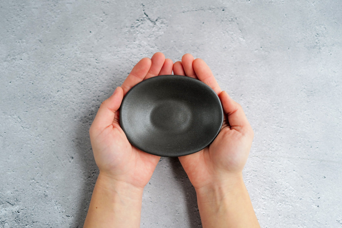 陶房マルヨウ | たまご型豆皿 / 黒