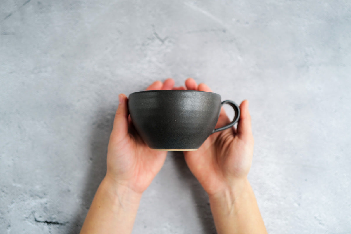 陶房マルヨウ | たっぷり入るスープカップ / 黒