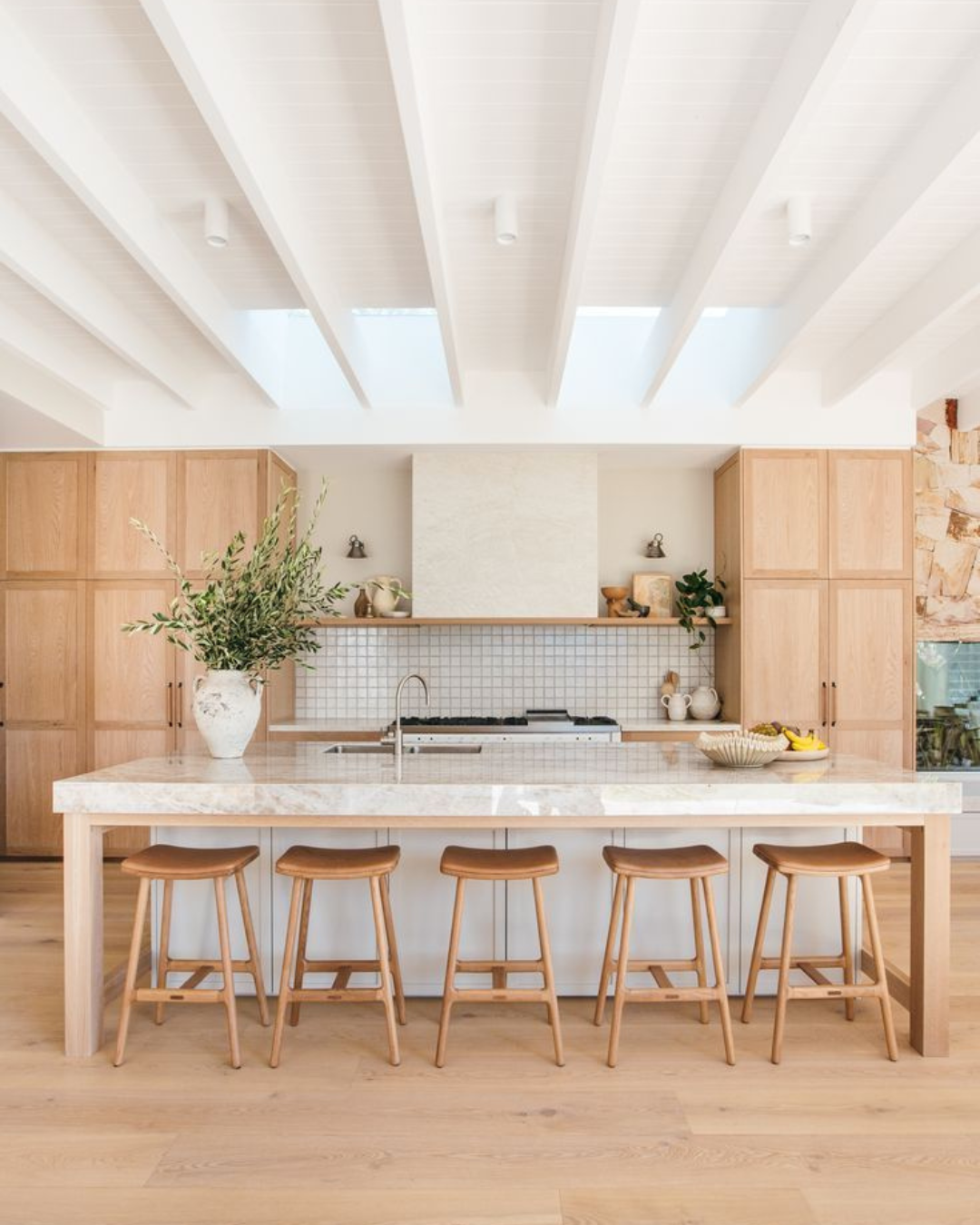 5 Tips To Decorate Your White Kitchens (2022)