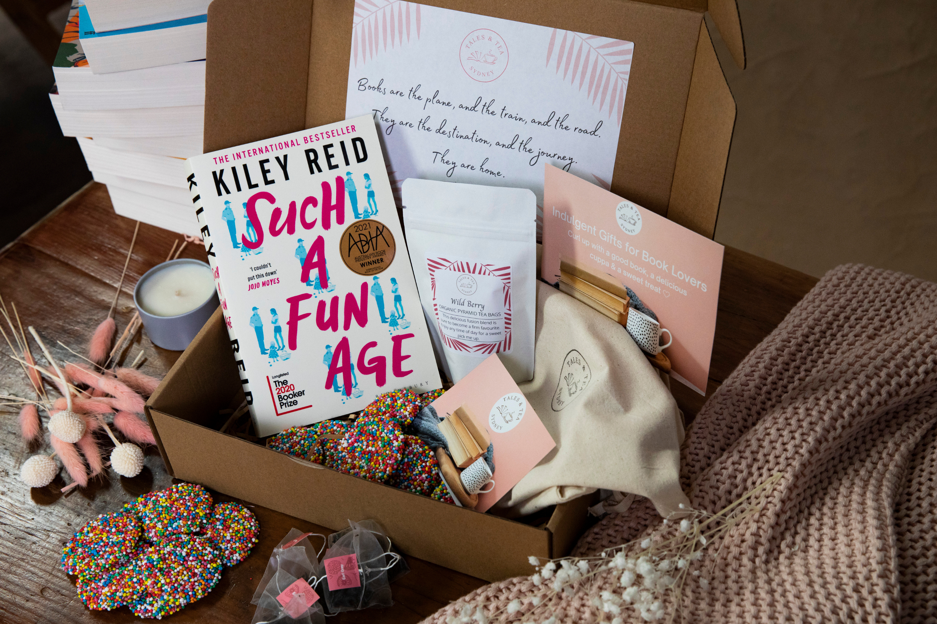 Book Lovers Gift Box – Tales & Tea